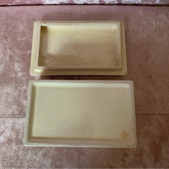 👗Painted White Ceramic Knick-Knack Box with Forget-Me-Not Flowers - Picture 4 of 11